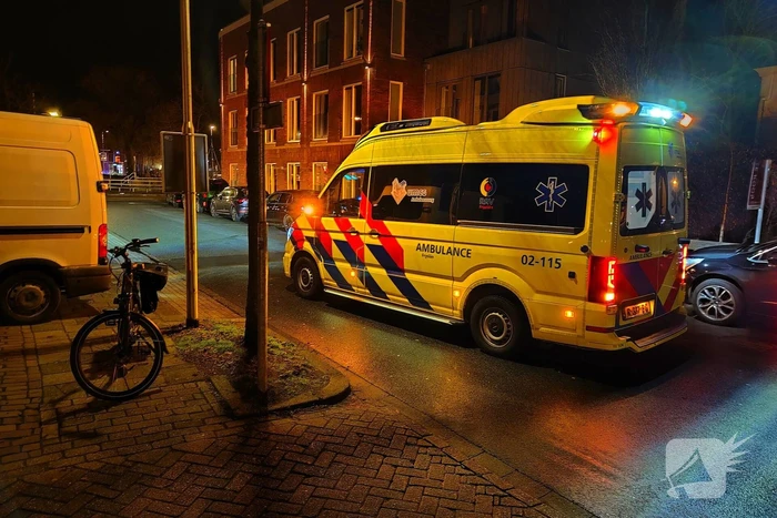 Fietser botst tegen stoeprand