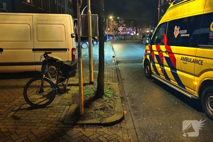 Fietser botst tegen stoeprand