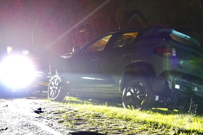 Automoblist rijdt hard in op geparkeerde auto's
