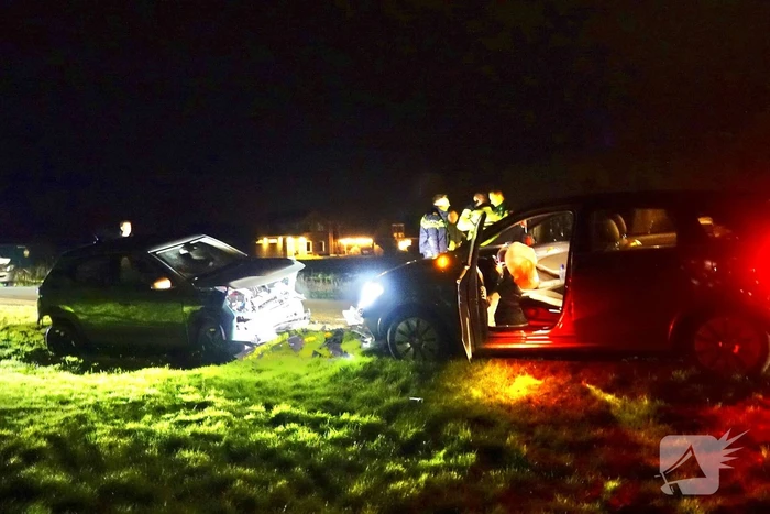 Automoblist rijdt hard in op geparkeerde auto's