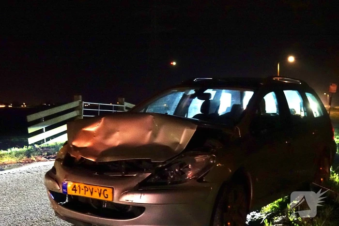 Automoblist rijdt hard in op geparkeerde auto's