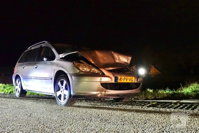 Automoblist rijdt hard in op geparkeerde auto's