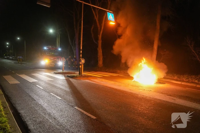 Scooter rijdend in brand gevlogen
