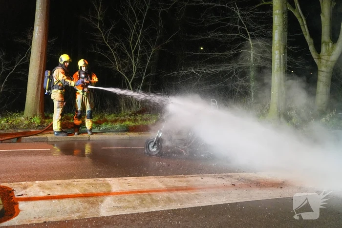Scooter rijdend in brand gevlogen