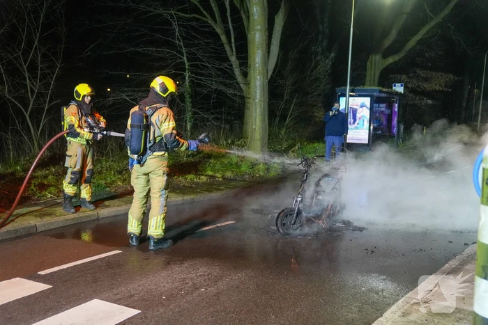 Scooter rijdend in brand gevlogen