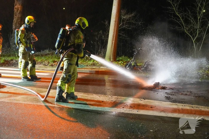 Scooter rijdend in brand gevlogen