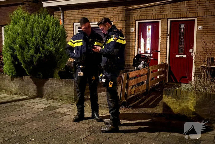 Explosie bij voordeur van woning