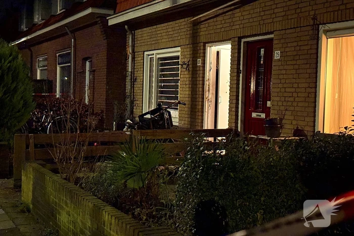 Explosie bij voordeur van woning