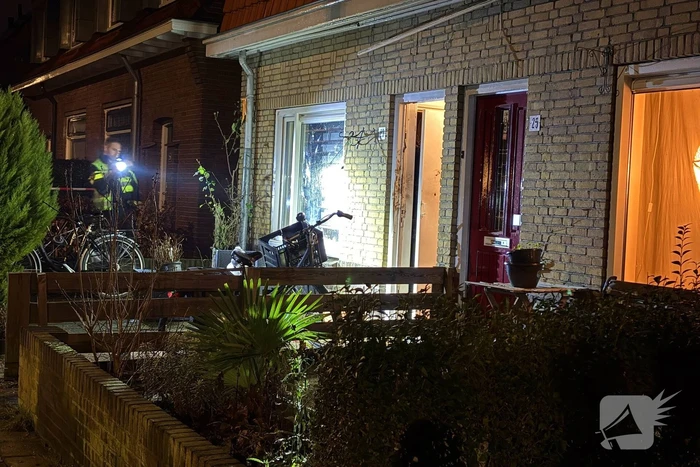 Explosie bij voordeur van woning