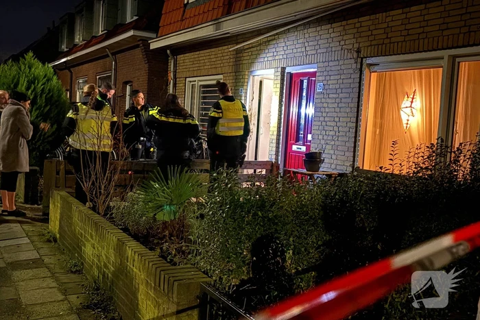 Explosie bij voordeur van woning