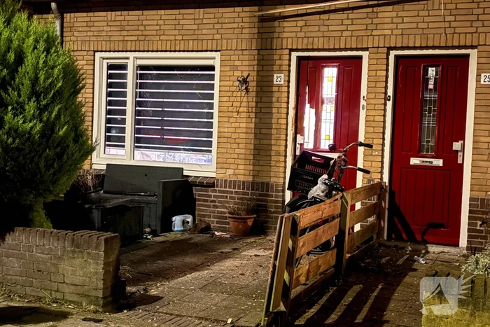 Explosie bij voordeur van woning