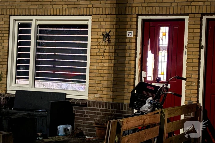 Explosie bij voordeur van woning