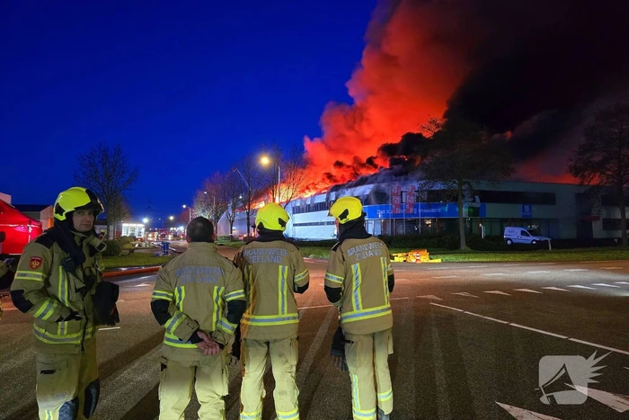 Opnieuw grote uitslaande brand in bedrijfspand
