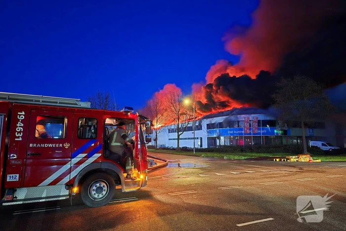 Opnieuw grote uitslaande brand in bedrijfspand