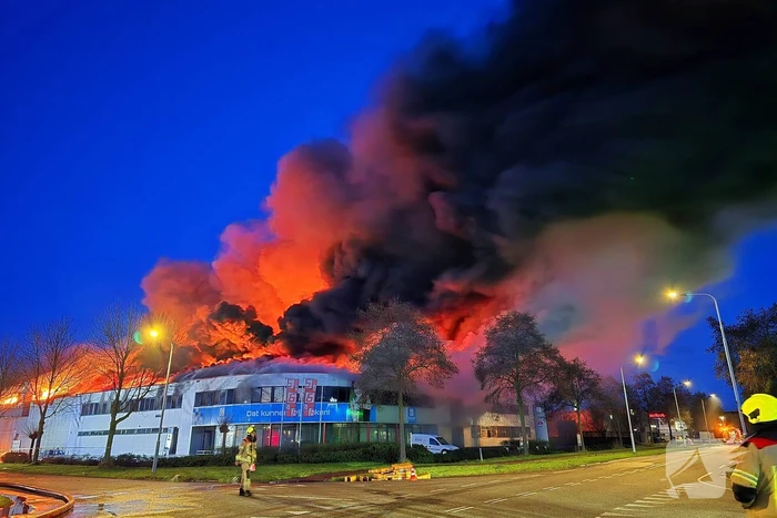 Opnieuw grote uitslaande brand in bedrijfspand