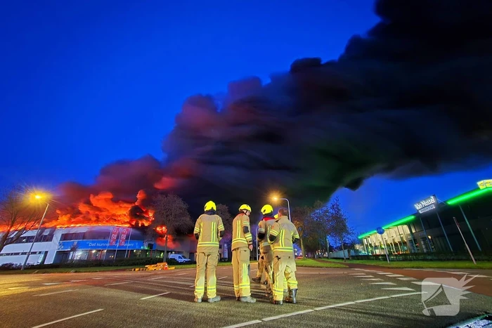 Opnieuw grote uitslaande brand in bedrijfspand