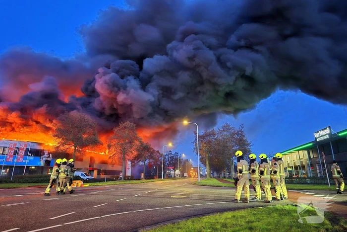 Opnieuw grote uitslaande brand in bedrijfspand