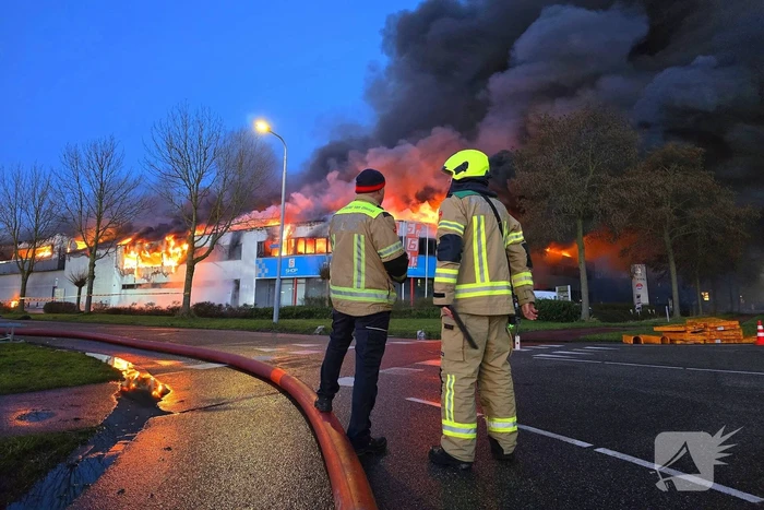Opnieuw grote uitslaande brand in bedrijfspand