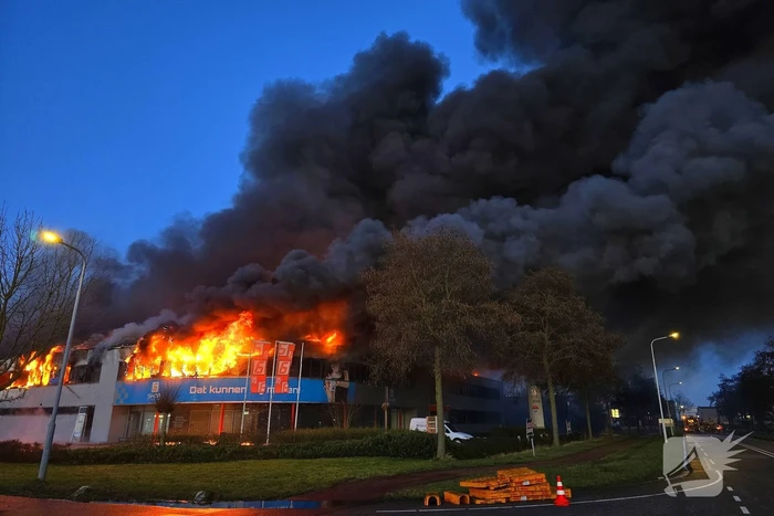 Opnieuw grote uitslaande brand in bedrijfspand