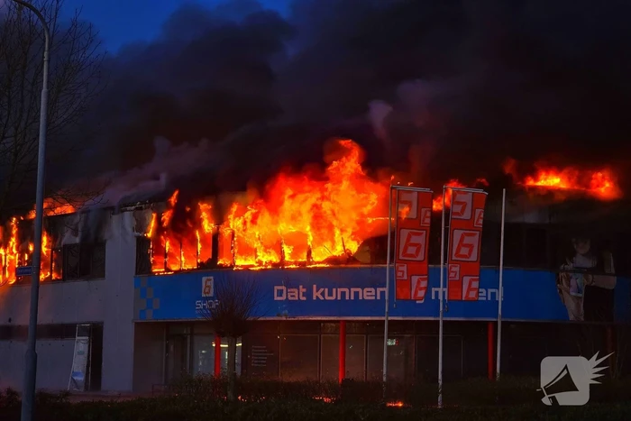 Opnieuw grote uitslaande brand in bedrijfspand