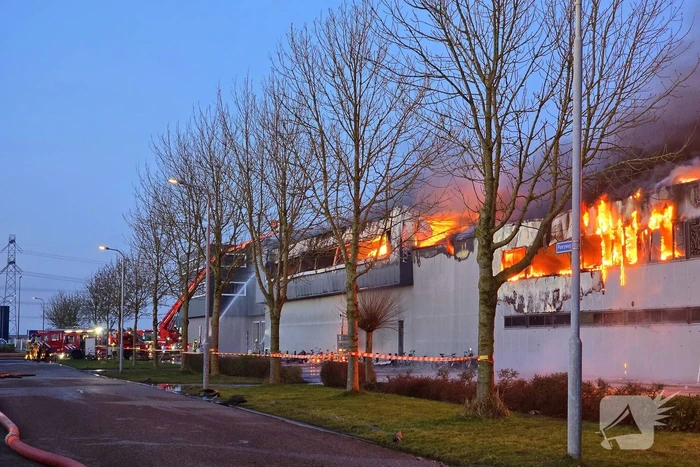 Opnieuw grote uitslaande brand in bedrijfspand