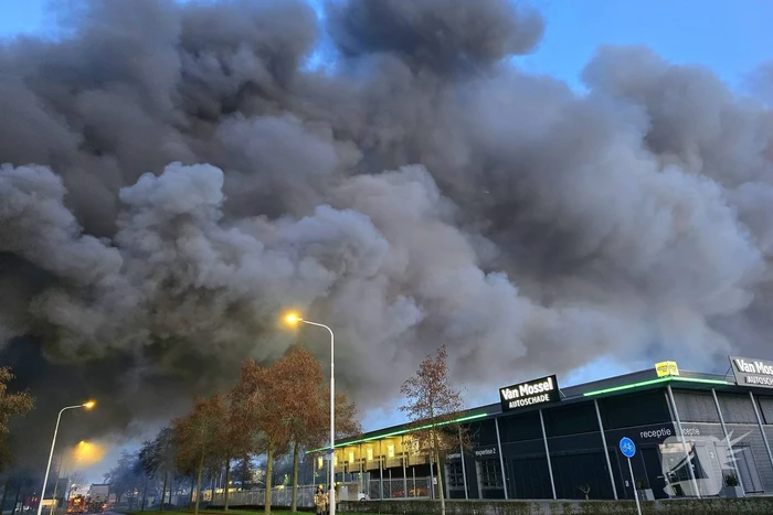 Opnieuw grote uitslaande brand in bedrijfspand