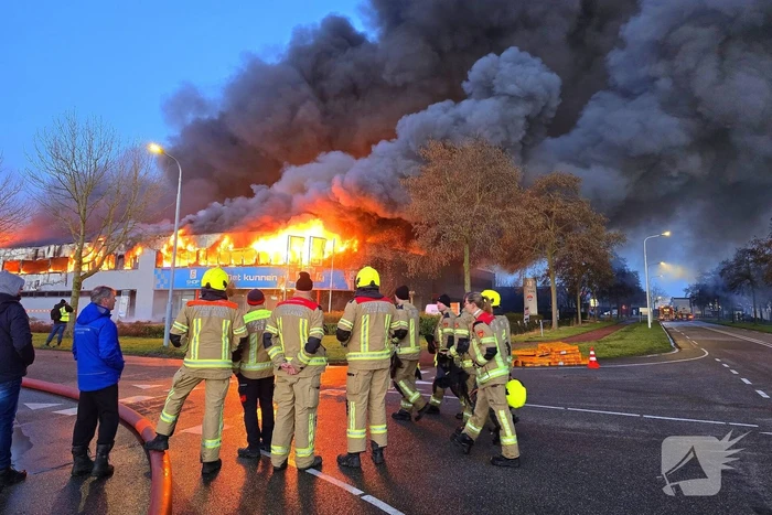 Opnieuw grote uitslaande brand in bedrijfspand