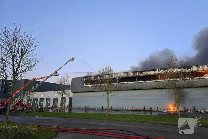 Opnieuw grote uitslaande brand in bedrijfspand