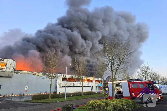 Opnieuw grote uitslaande brand in bedrijfspand
