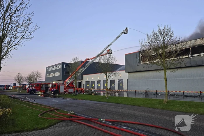 Opnieuw grote uitslaande brand in bedrijfspand