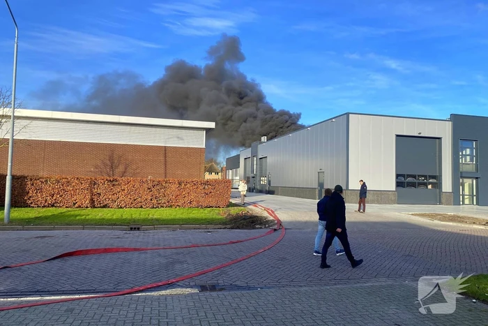 Enorme rookwolken bij grote industriebrand