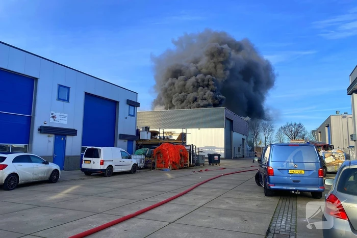 Enorme rookwolken bij grote industriebrand