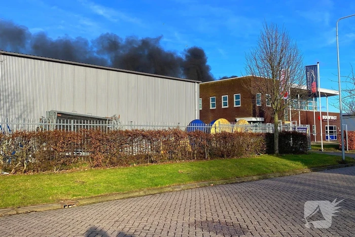 Enorme rookwolken bij grote industriebrand