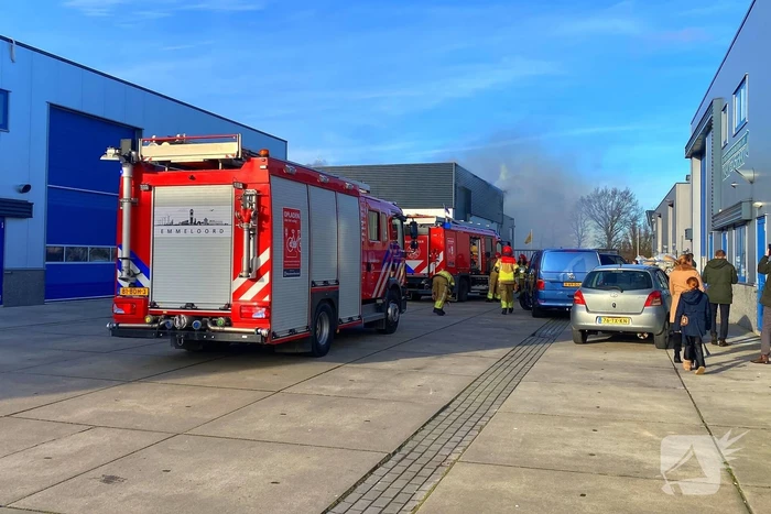 Enorme rookwolken bij grote industriebrand