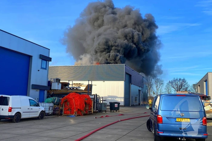 Enorme rookwolken bij grote industriebrand