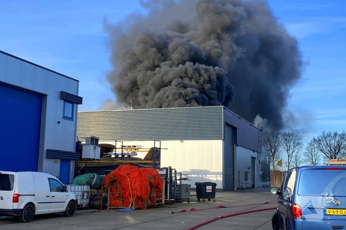 Enorme rookwolken bij grote industriebrand