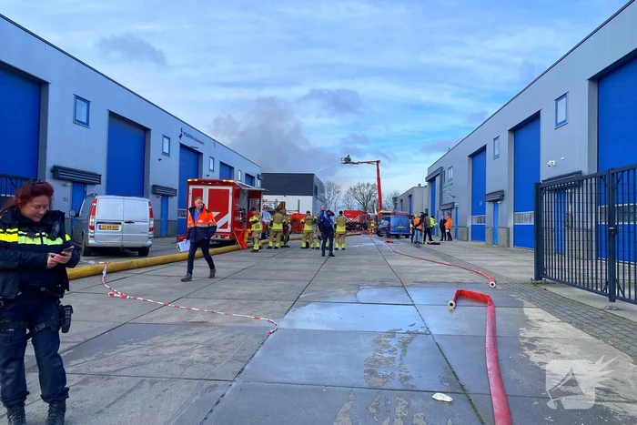Enorme rookwolken bij grote industriebrand