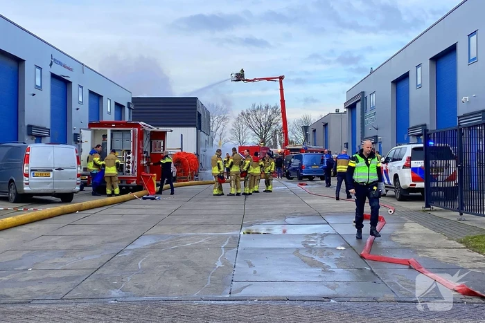 Enorme rookwolken bij grote industriebrand