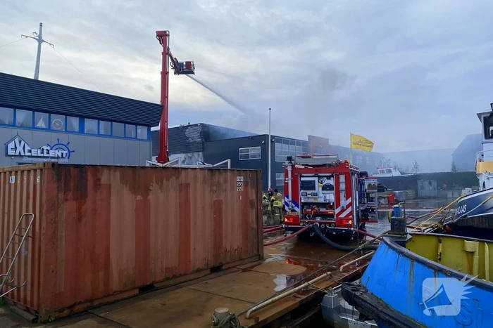 Enorme rookwolken bij grote industriebrand