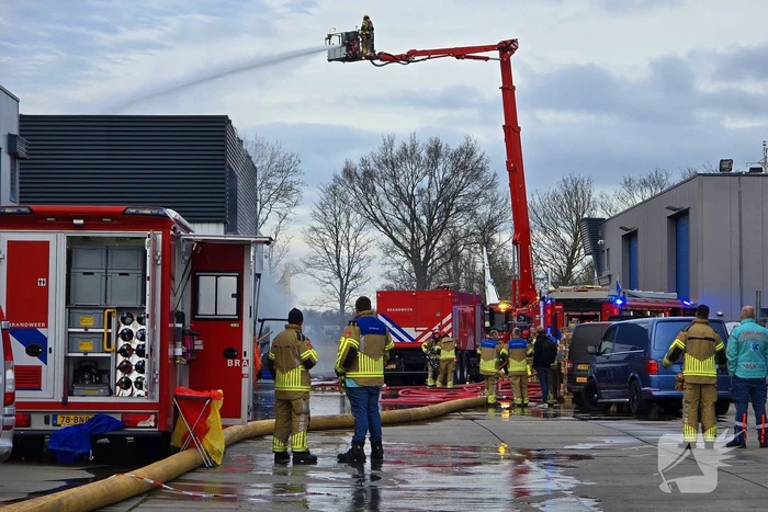 Enorme rookwolken bij grote industriebrand
