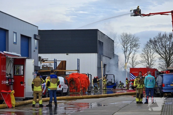 Enorme rookwolken bij grote industriebrand