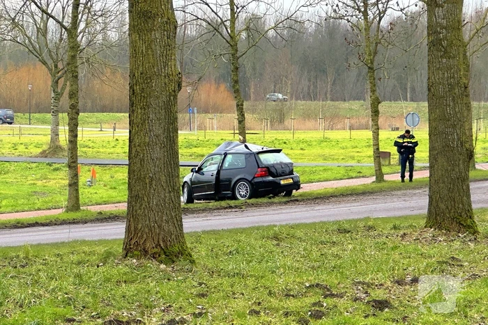 Personenauto botst tegen boom