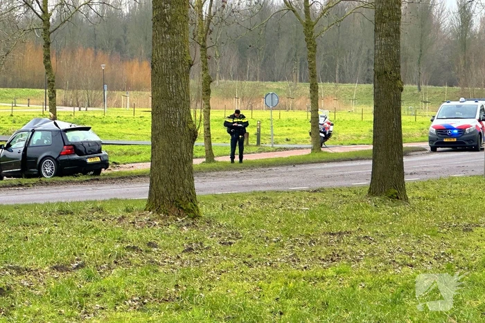 Personenauto botst tegen boom