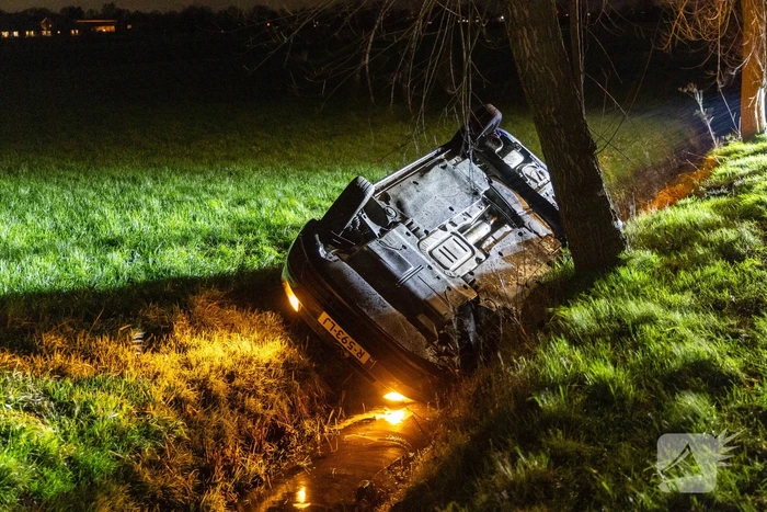 Bestuurder niet aangetroffen na aantreffen te water geraakt voertuig