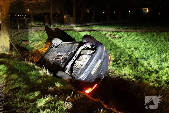 Bestuurder niet aangetroffen na aantreffen te water geraakt voertuig