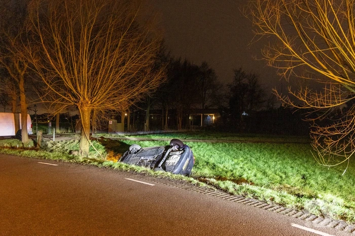 Bestuurder niet aangetroffen na aantreffen te water geraakt voertuig