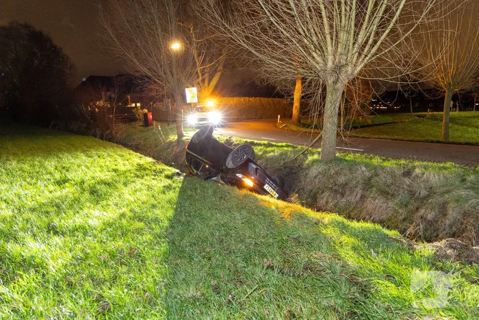 Bestuurder niet aangetroffen na aantreffen te water geraakt voertuig