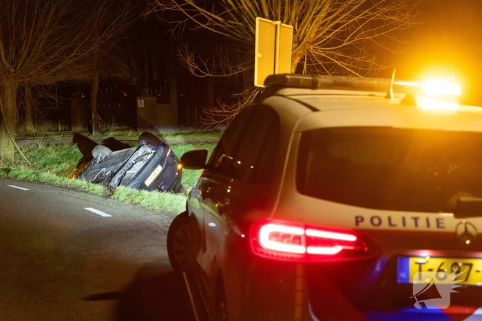 Bestuurder niet aangetroffen na aantreffen te water geraakt voertuig