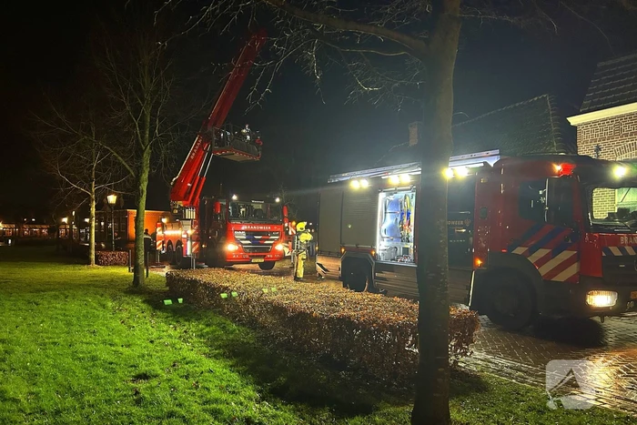 Brandweer veegt schoorsteen na brand