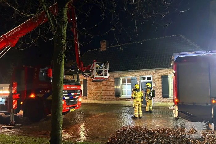 Brandweer veegt schoorsteen na brand